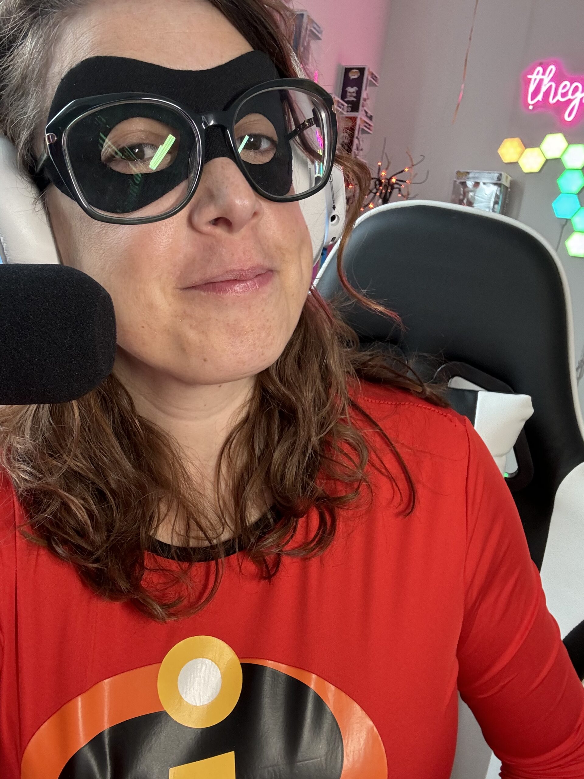 Grapple cosplaying as Mrs. Incredible.